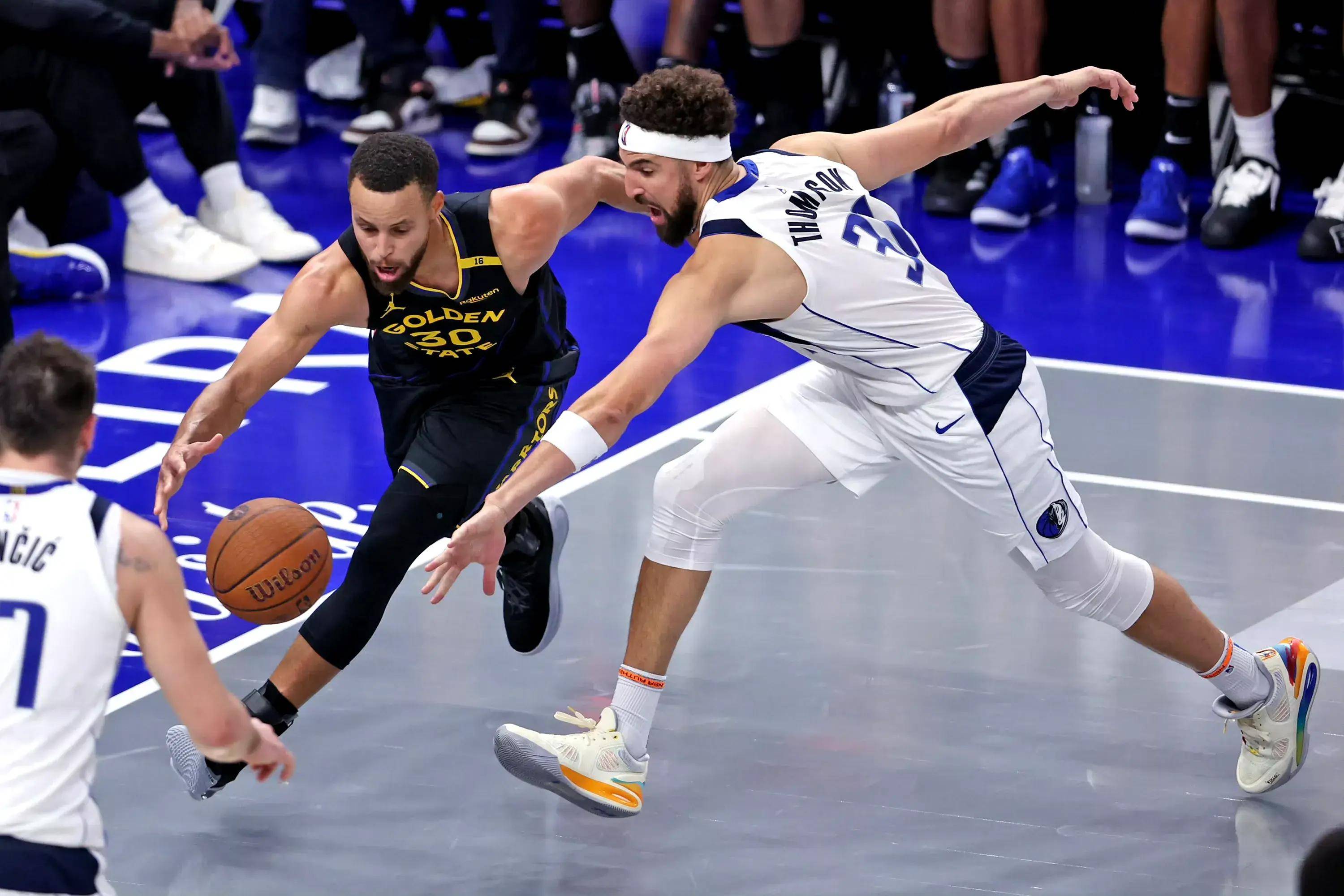 包含独行侠轻取魔术，凯尔·库兹马三分雨点燃全场的词条