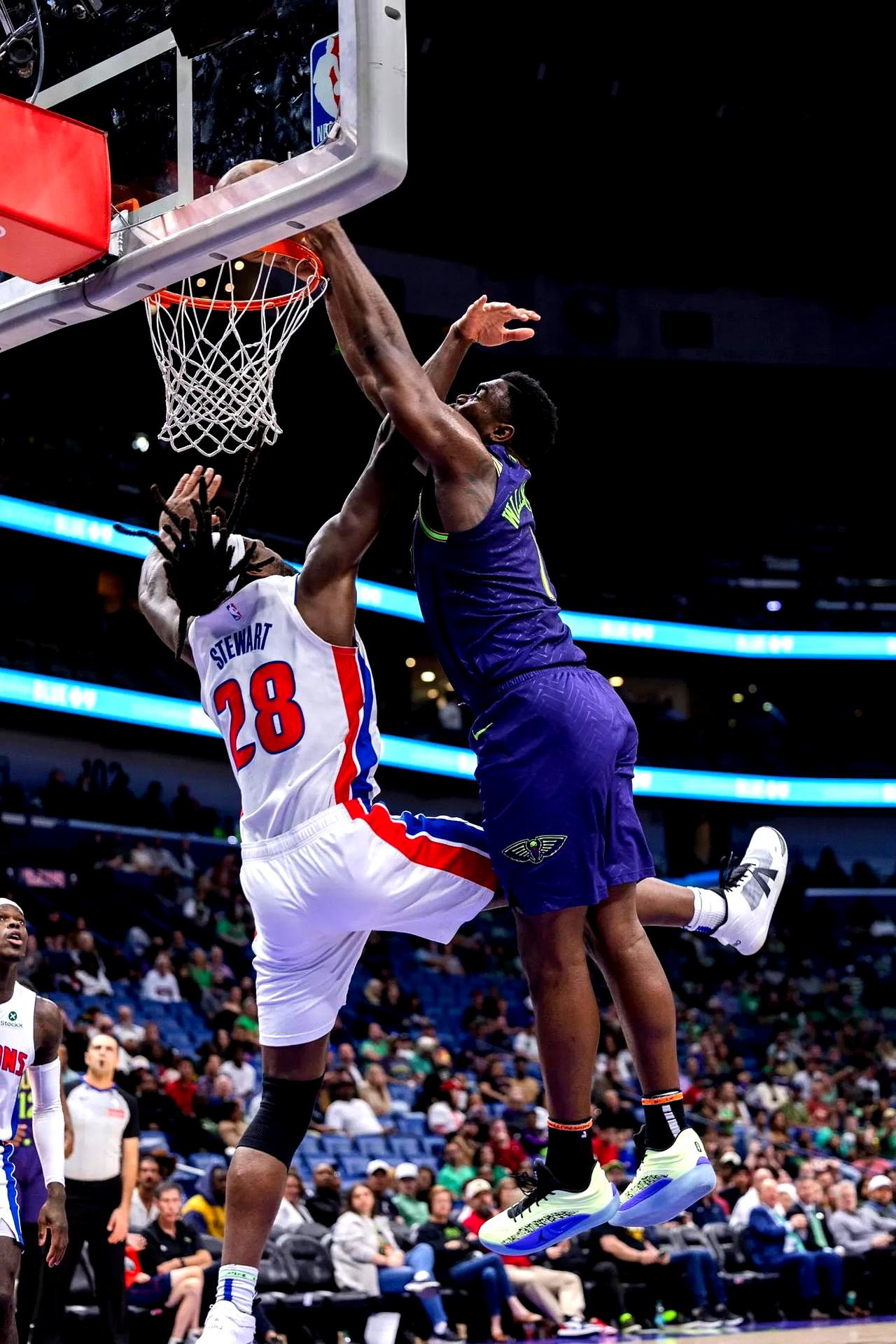 篮球选手刷新世界纪录,震撼全场 篮球选手刷新世界纪录,震撼全场