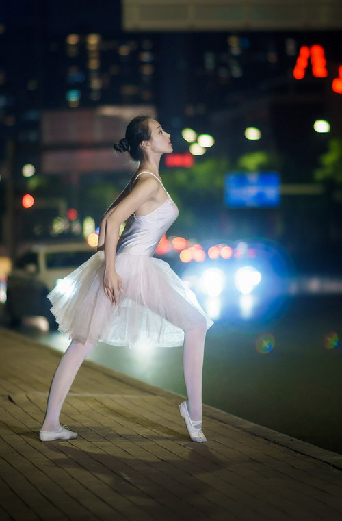 嘘声如刀，铁闸无声，奥纳纳的制胜扑救与安哥拉足球的尊严宣言